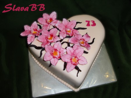 Torta "Srdiečko s orchideami - Heart with orchids " cesto: stracciatella plnka: parížsky krém - karamelový ovocie: banány váha: 3 kg